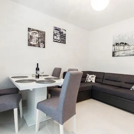 Apartment Apartment Apartmani Vesna Grebastica By Interhome *