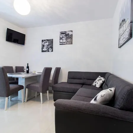 Apartment Apartmani Vesna Grebastica By Interhome