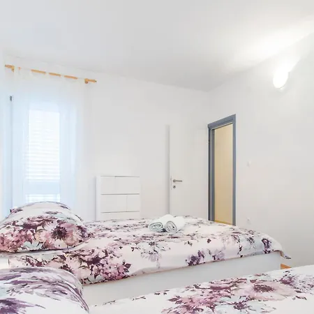 Appartement Apartment Apartmani Vesna Grebastica By Interhome *