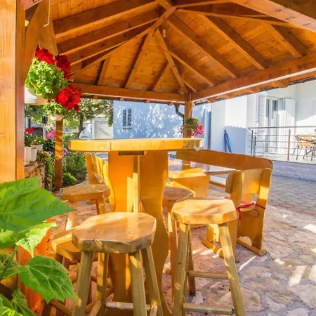 Appartement Apartment Apartmani Vesna Grebastica By Interhome