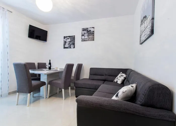 Apartment Apartmani Vesna Grebastica By Interhome